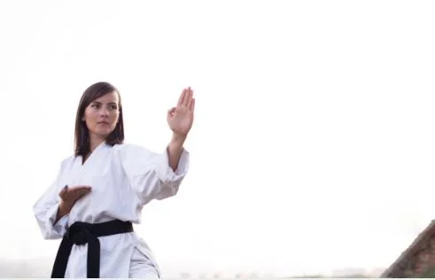 Cómo ascender a los diferentes niveles de cinturones dentro del karate